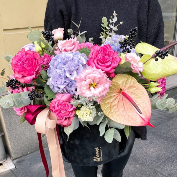 Flower box z różami i anturium - PIĘKNA I BESTIA