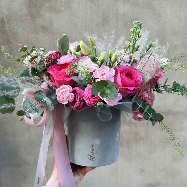 Flower box z różą i goździkami OD PIERWSZEGO WEJRZENIA.