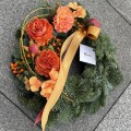 Pomarańczowy wianek ze sztucznych kwiatów na grób
