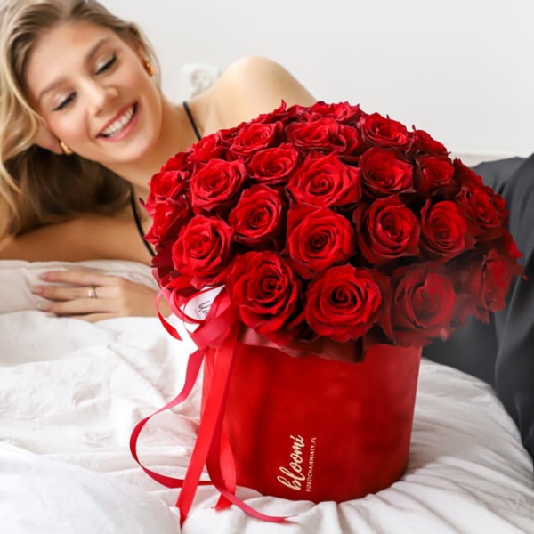 Walentynkowy flower box z wiecznych róż - MIŁOŚĆ