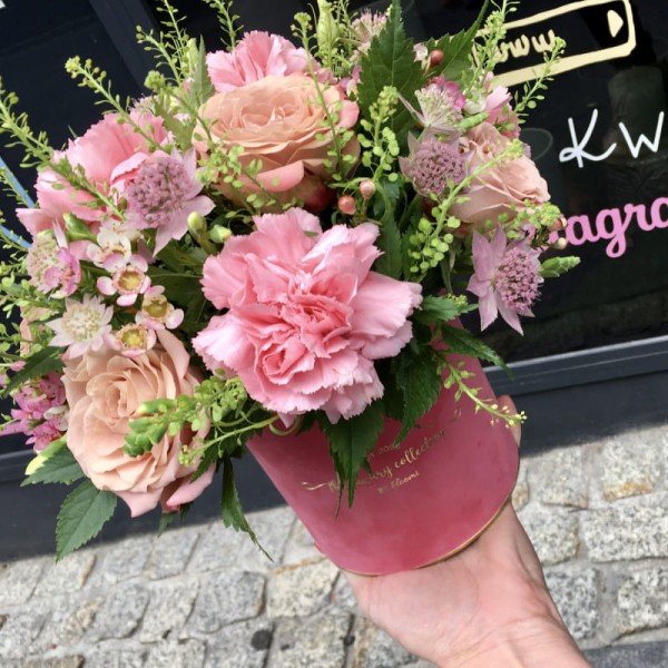 KORALOWE KORALE welurowy flowerbox z naturalnych kwiatów