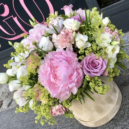Welurowy flower box z żywych kwiatów -  CUKROWA PEONIA