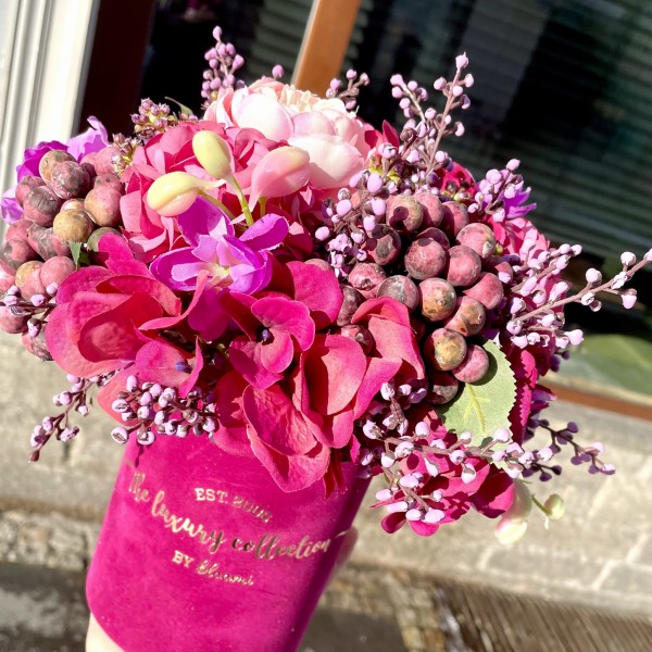 UŁANKA Flower box ze sztucznych kwiatów w kolorze fuksji