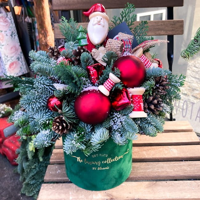 swiateczny-flowerbox-z-mikolajem.jpg